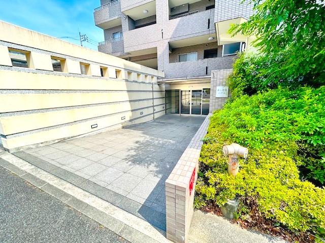 北側エントランス写真。 1階住居用のエントランスです。 広いアプローチで往来しやすく、オートロック完備で防犯面も安心です！