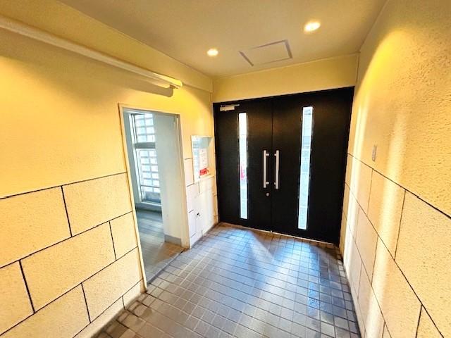 建物入口、共用部分。