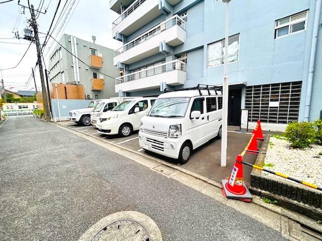 敷地内平置き駐車場。空き状況は要確認、別途契約必須。