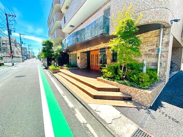 エントランス写真。植栽も綺麗な高級感あるエントランス、清掃・管理がきちんと施されています！