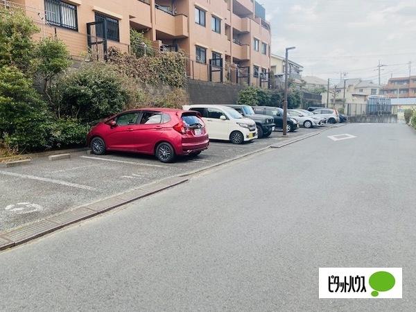 コスモ宮前平コートフォルム 駐車場