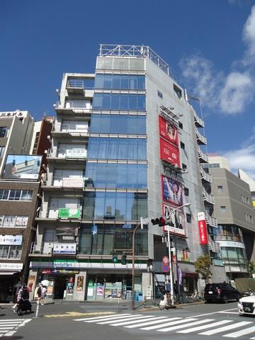 ＪＲ代々木駅西口駅前！１階がファミリーマートが目印。瀟洒なビルの３階です。