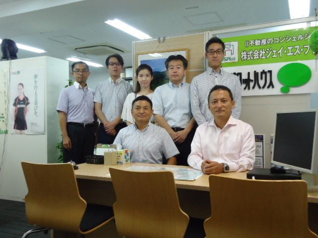 パートタイム女性３名含め総勢１１名体制で鋭意業務に励んでおります。