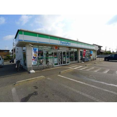 ハッピータウン　Ｅ棟 周辺環境写真13 ファミリーマート大泉坂田店：132m