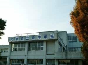 大泉町立南中学校：742m