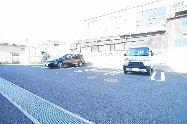 ブッシュクローバーⅡ（203） 駐車場