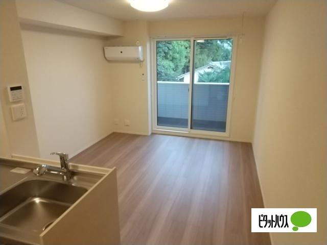 Rose Court（ﾛｰｽﾞｺｰﾄ）（205） リビング