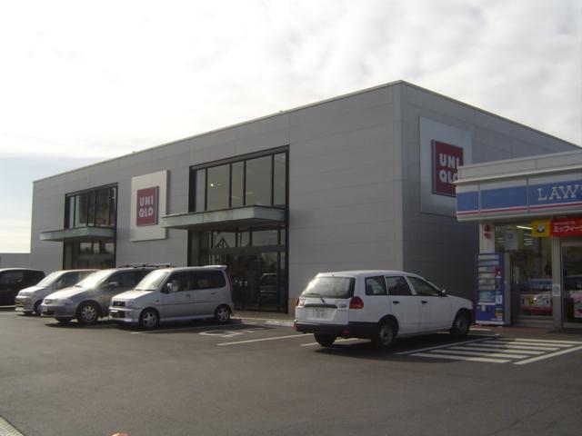 ユニクロ（衣料品店）：400m