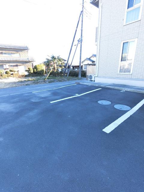 ラフィネ・トロワ（202） 駐車場