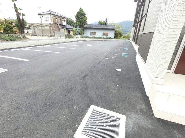 ヤンガー佐野（301） 駐車場
