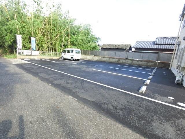 キャトル・セゾン ジン（102） 駐車場