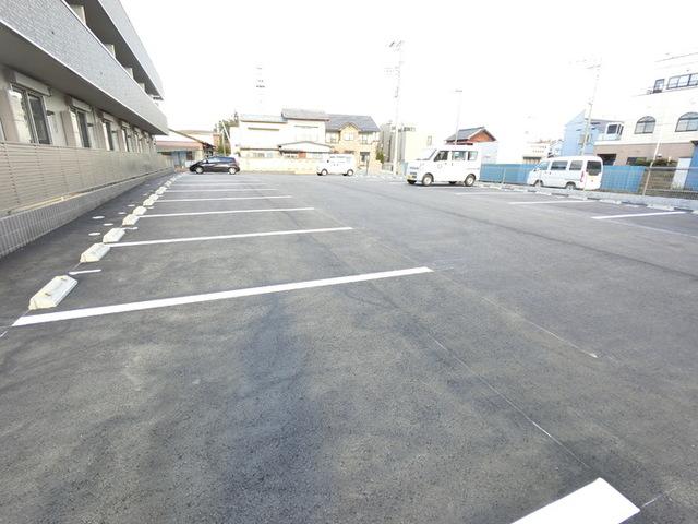 ブラスガーデン（101） 駐車場