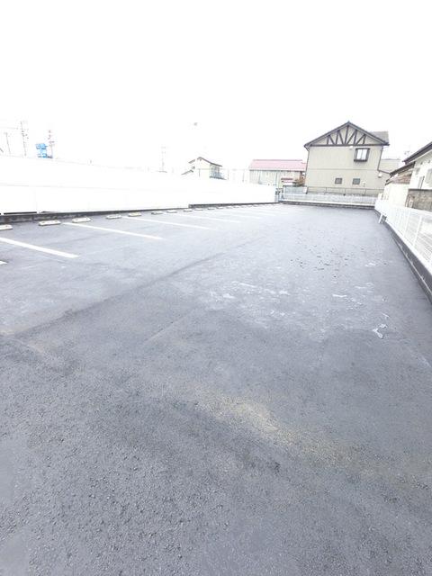 ファミーユ（101） 駐車場