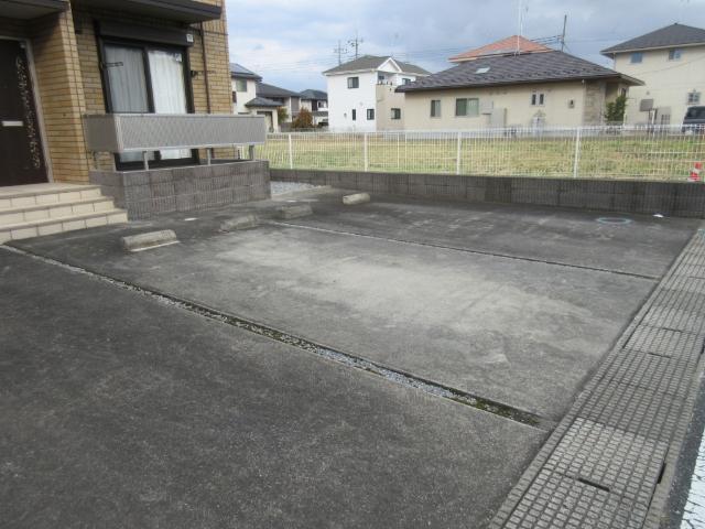 シャインサトル（B102） 駐車場