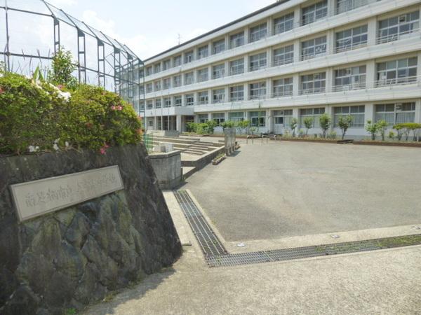 南足柄市立足柄台中学校：1529m