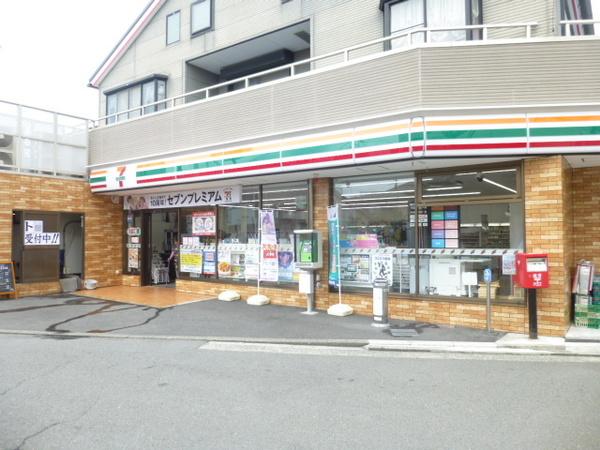 セブンイレブン小田原鴨宮駅前店：108m
