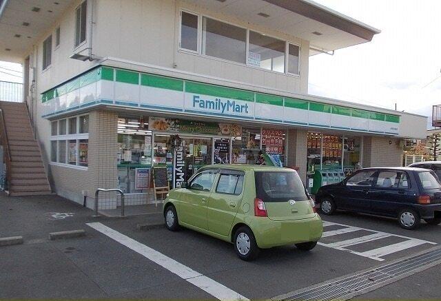 ファミリーマート中曽根店：45m