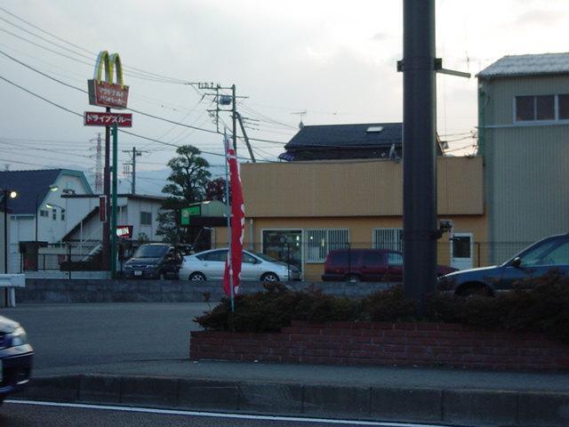 マクドナルド　開成店：560m
