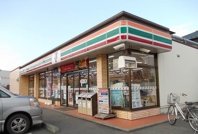 セブンイレブン関本店：240m