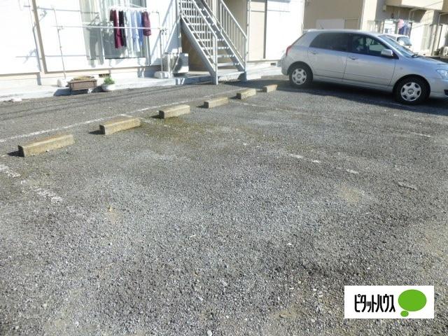 中津川荘（202） 駐車場