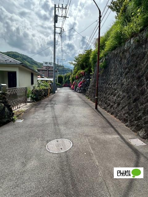 足柄下郡湯河原町宮上（理想郷） 前面道路含む現地写真