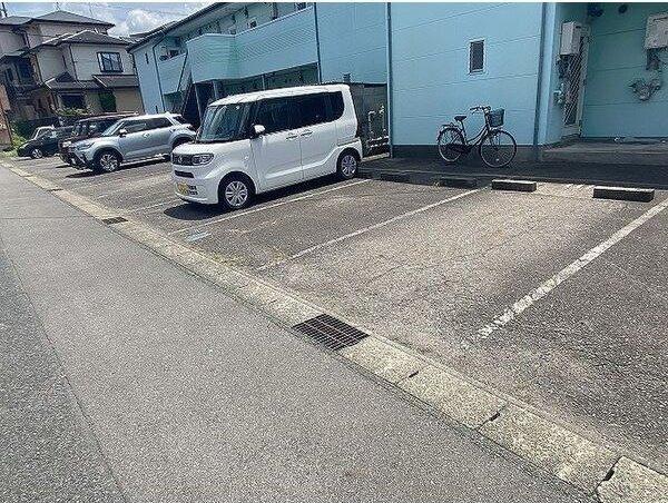 エブリワン西棟（110） 駐車場
