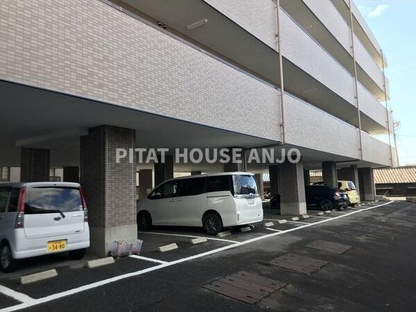 プリミエールTADO（407） 駐車場