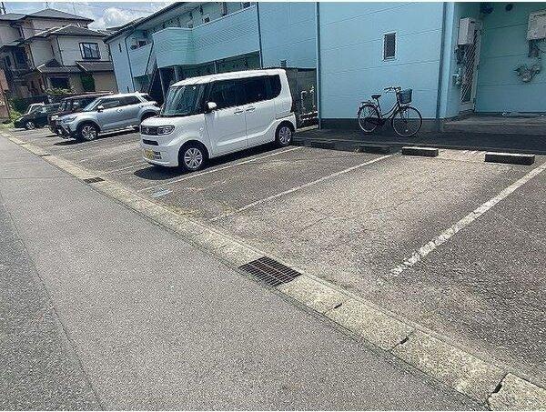 エブリワン西棟（208） 駐車場