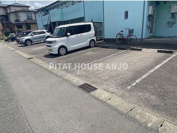 エブリワン西棟（208） 駐車場