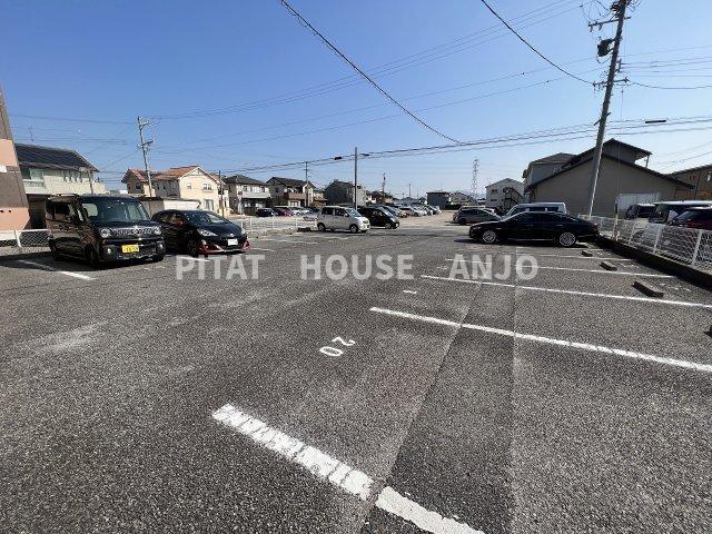 Juness-R（108） 駐車場