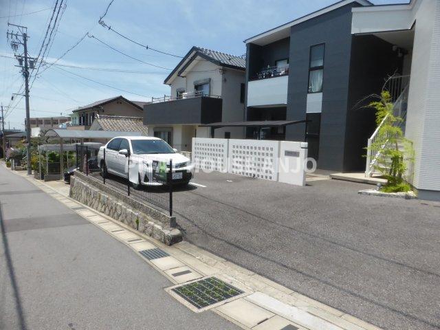 ピネータ（102） 駐車場