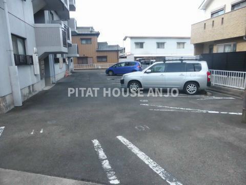 パークサイド今岡Ａ（402） 駐車場