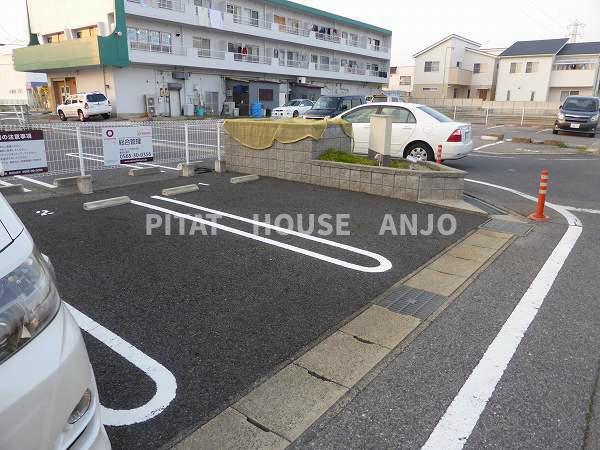 ジーンズコート（301） 駐車場