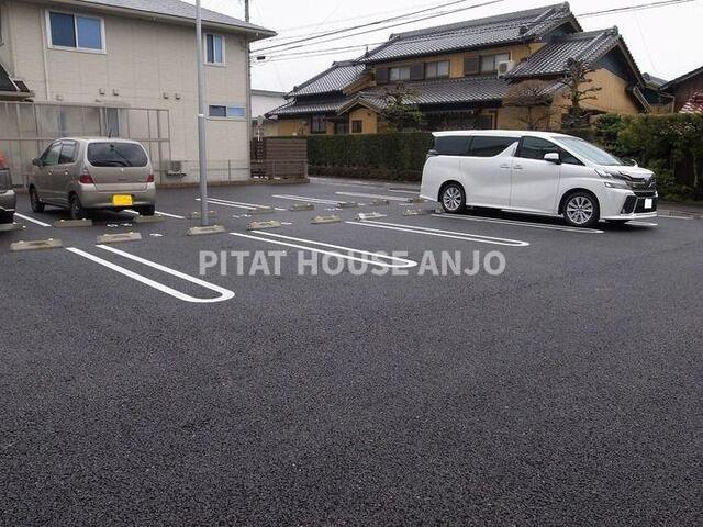 ラフィネ横山　Ａ・Ｂ棟（B203） 駐車場