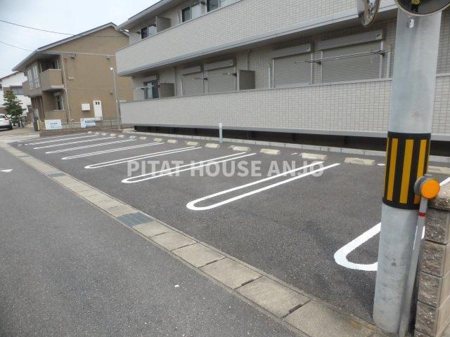 ラフィネ横山　Ａ・Ｂ棟（B205） 駐車場
