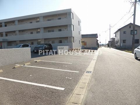 グリュックＨＩＲＡＴＡ（201） 駐車場