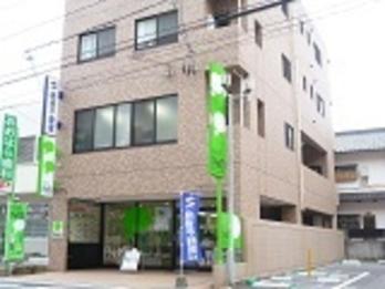 会社は、国道2号線(宮島街道)沿い、広島電鉄楽々園駅前、4階建てのビルです。