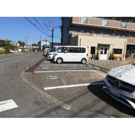 ヴィラージュ 外観写真3 駐車場