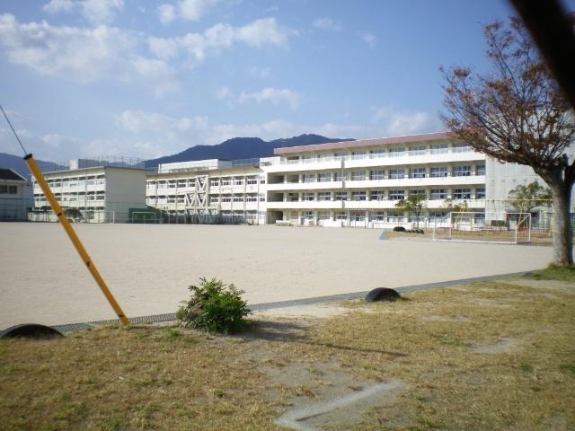 広島市立五日市南小学校：527m