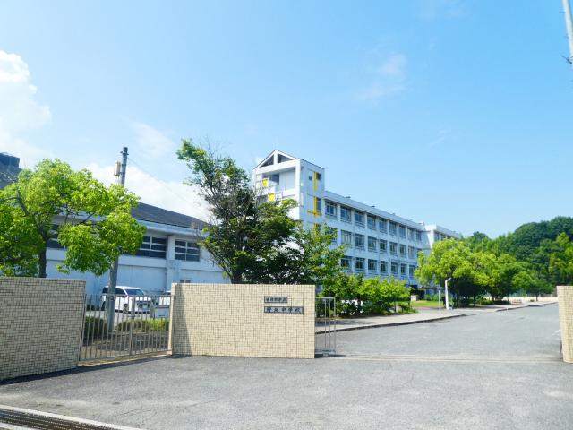 廿日市市立野坂中学校：982m