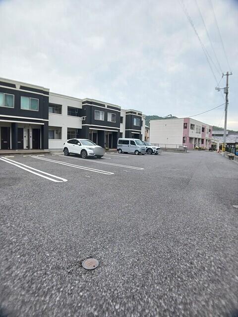 ヒュッゲ（103） 駐車場