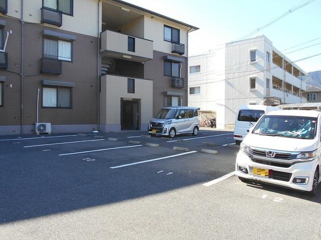 クレージュ中村（202） 駐車場