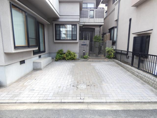 楽々園3丁目貸家 駐車場