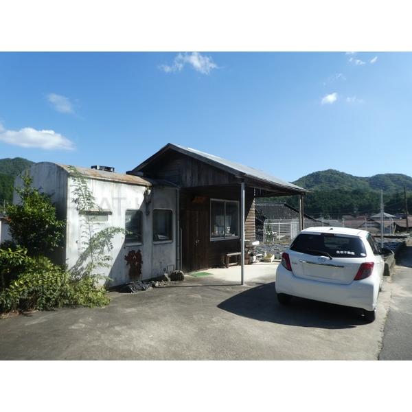 小屋付きの土地になっております！！(浄化槽設置の必要性有)