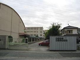 豊中市立第十六中学校：1556m
