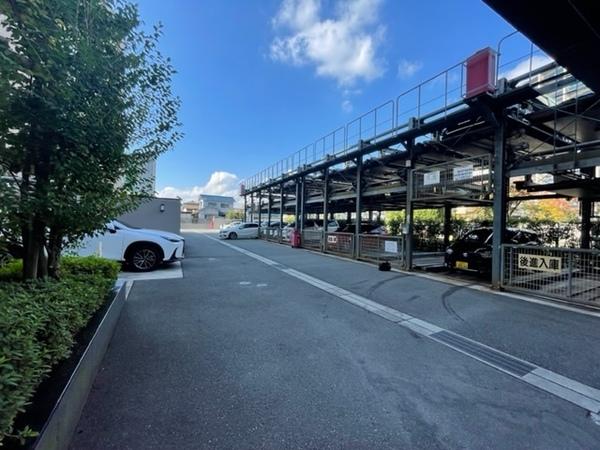ロイヤルアーク高槻ザ・ファースト 駐車場