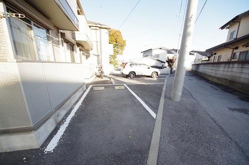 エルメゾンイシイ E（102） 駐車場