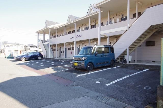 ニュープレミス（110） 駐車場