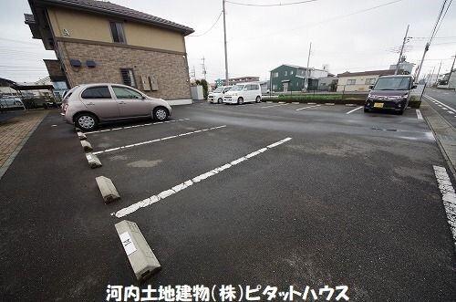 リビングタウン横田新町 A（102） 駐車場