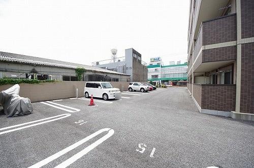 アニヴェルセル（101） 駐車場